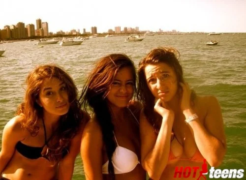 Celebrity Chloe with girlfriends in Bikini