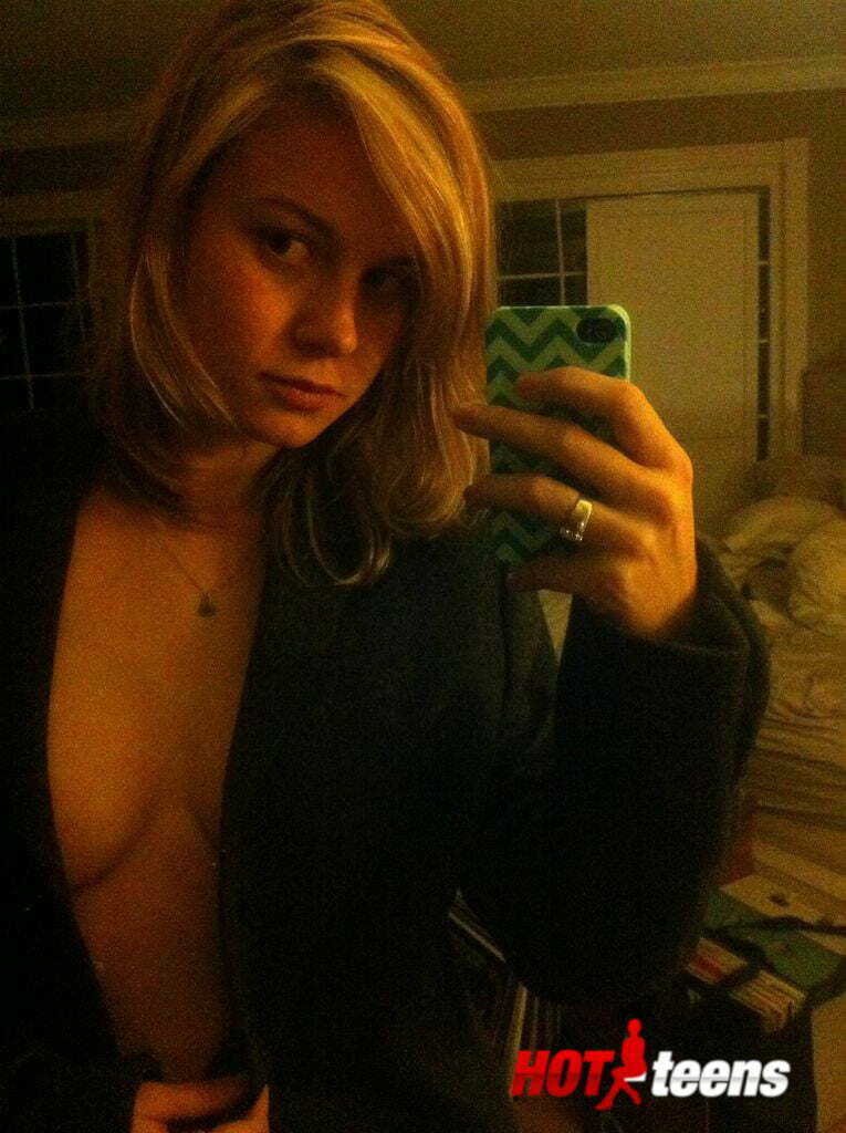larson sexy nude selfie