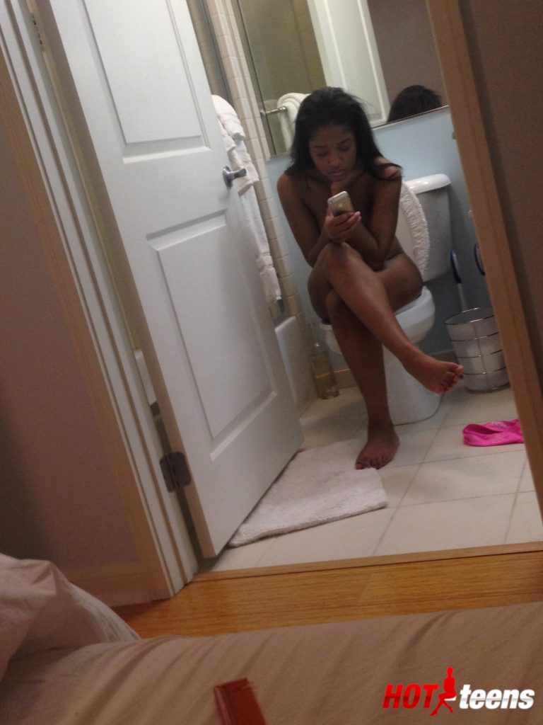 keke palmer naked at the toilet