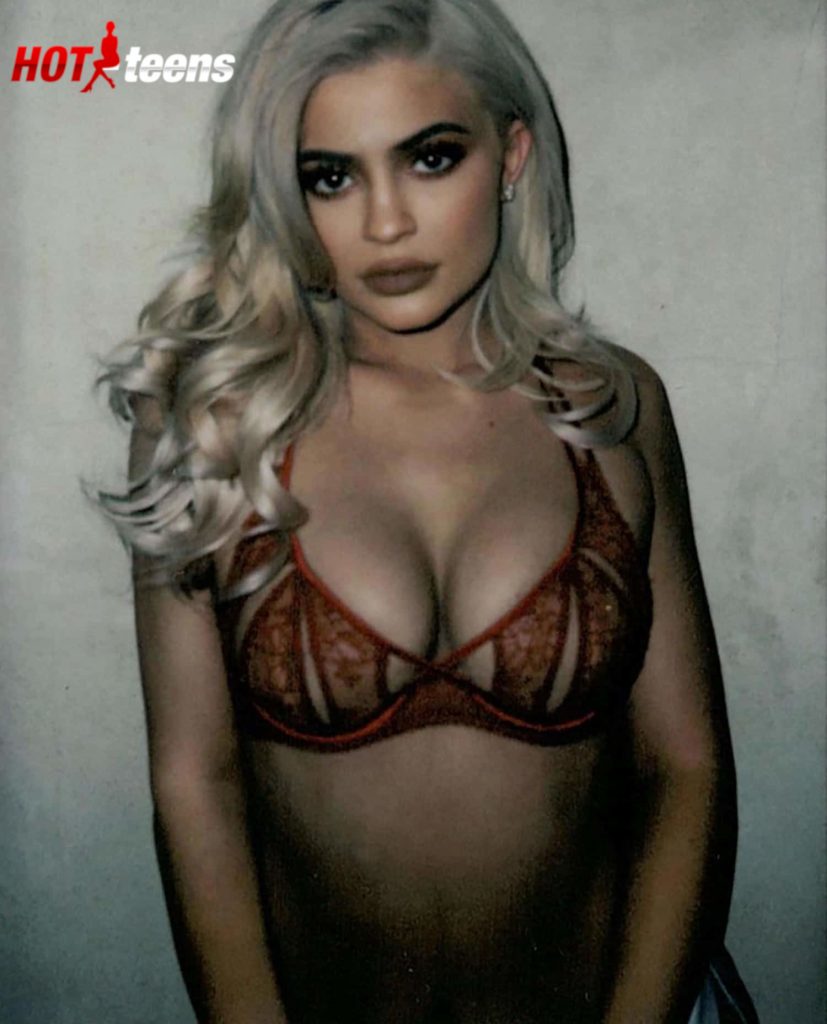 kylie jenner titts in red bra