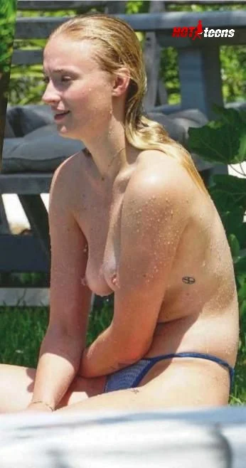 Sophie Turner Naked Boobs got Exposed