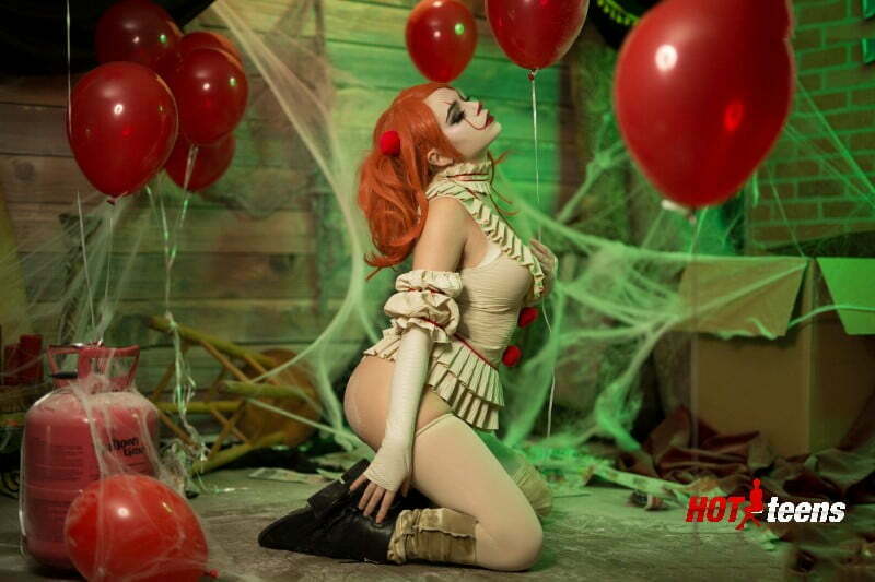 Pennywise sexy Cosplay babe