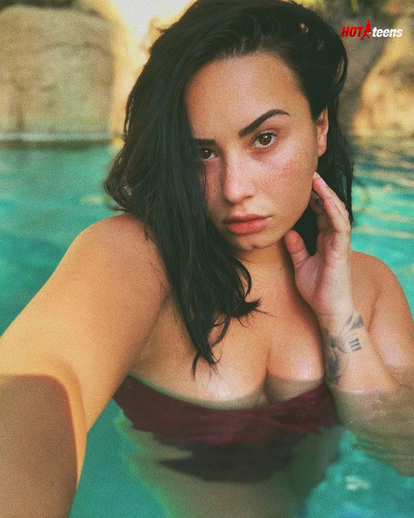 Demi Lovato Nude in the Pool Leaked