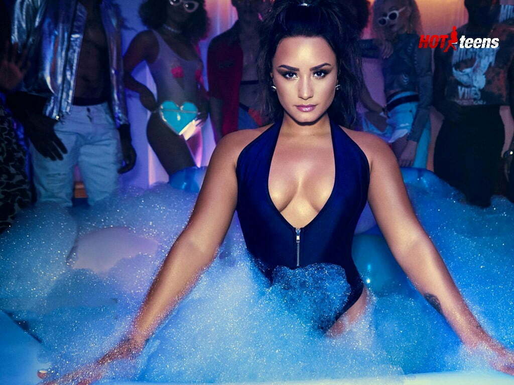 Sorry-Not-Sorry Demi Lovato Cleavage Big Boobs