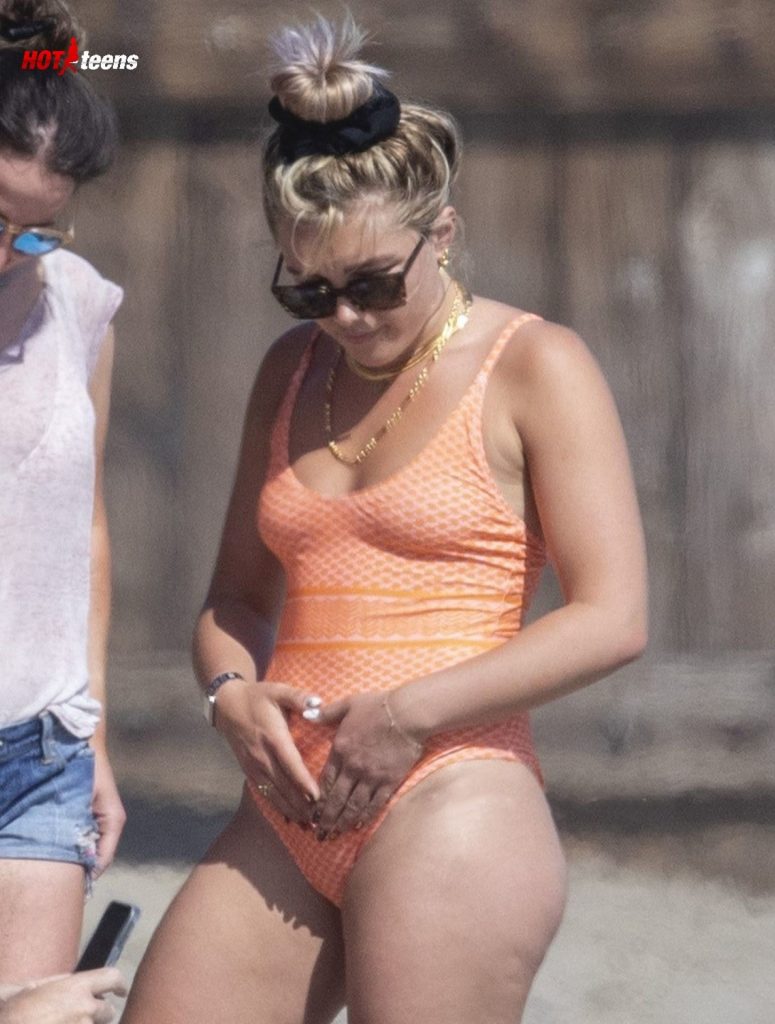 Florence-Pugh Hot Celebrity in Swimsuit