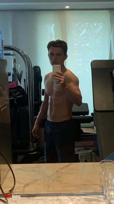 Naked Tom Holland taking selfie shows his sexy body