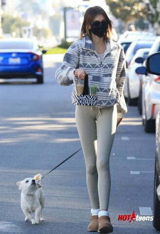 Pussy camel toe of Kaia Gerber in tight legging