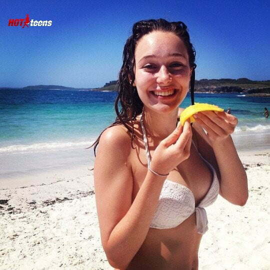 Australian actress Alycia Debnam boobs in bikini pic