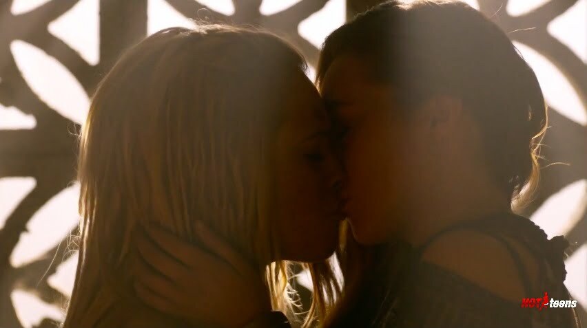 Clarke and Lexa Kissing in the 100