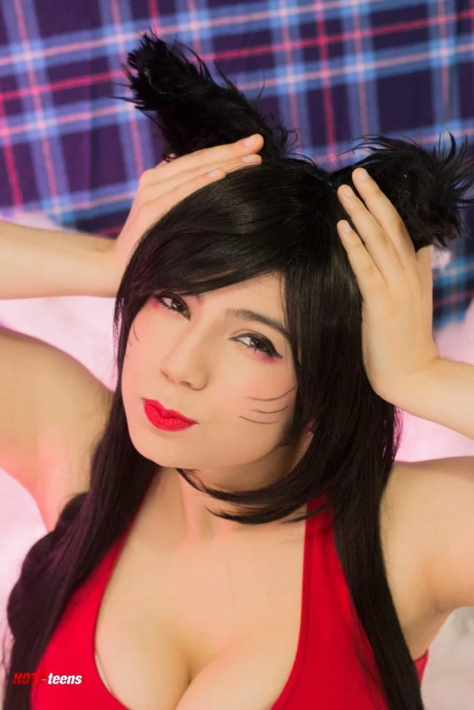 League Of Legends naked Ahri cosplayer