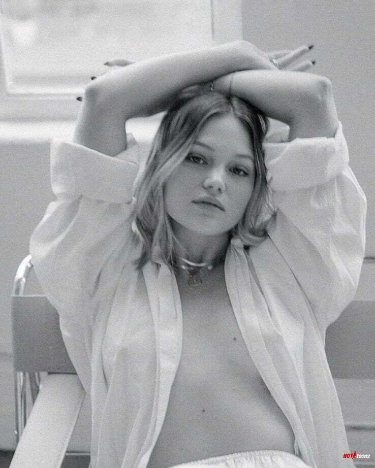Nude boobs of Olivia Holt