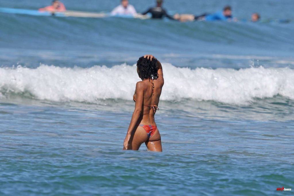 Ass of Willow Smith in the sea