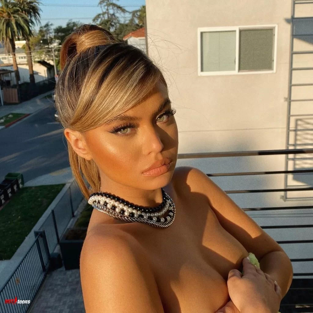 Toples Sofia Jamora with big boobs at the balcony