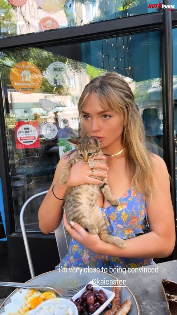 Hot photo of Natalie Alyn Lind with a cat