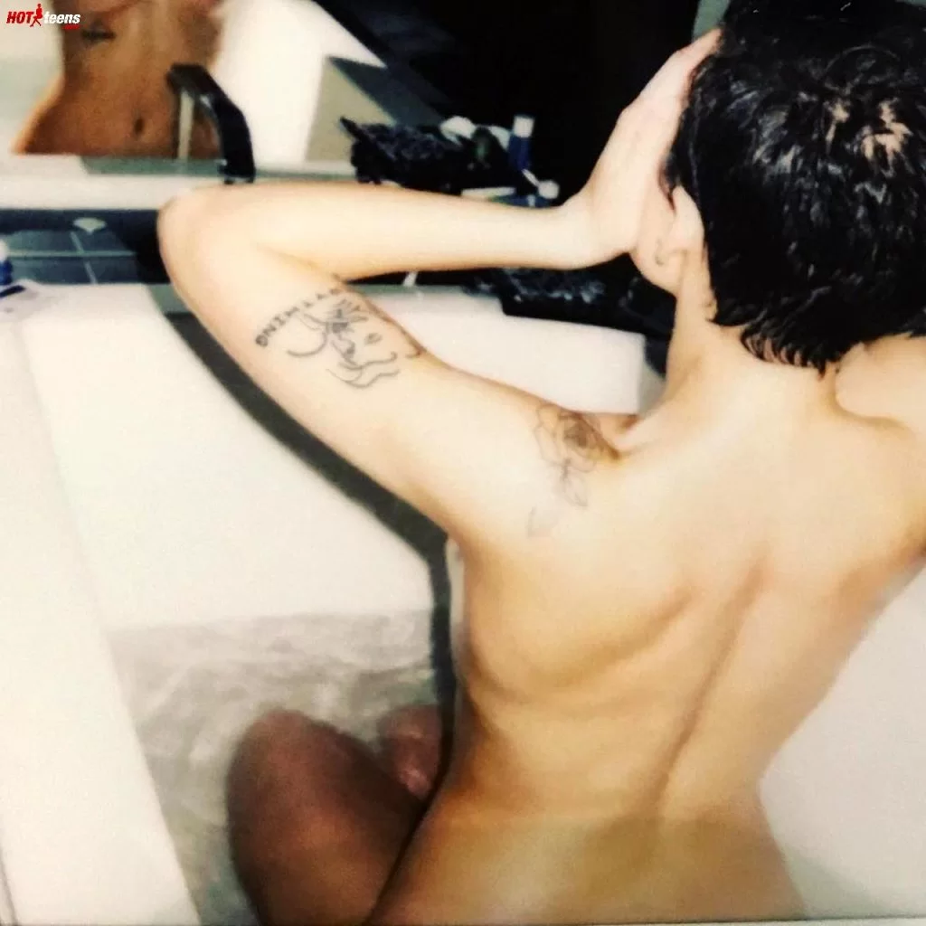 Leaked nude pic from Halsey while taking a bath