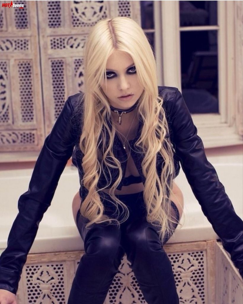Sexy blonde rock singer Taylor Momsen