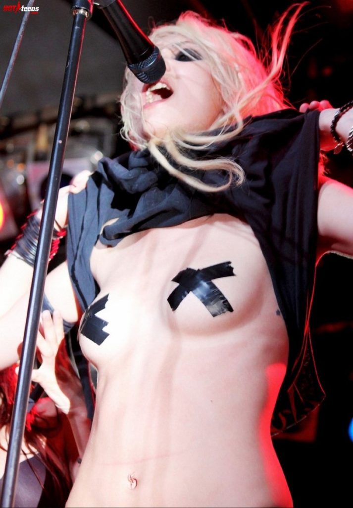 Taylor Momsen showing her naked boobs on stage