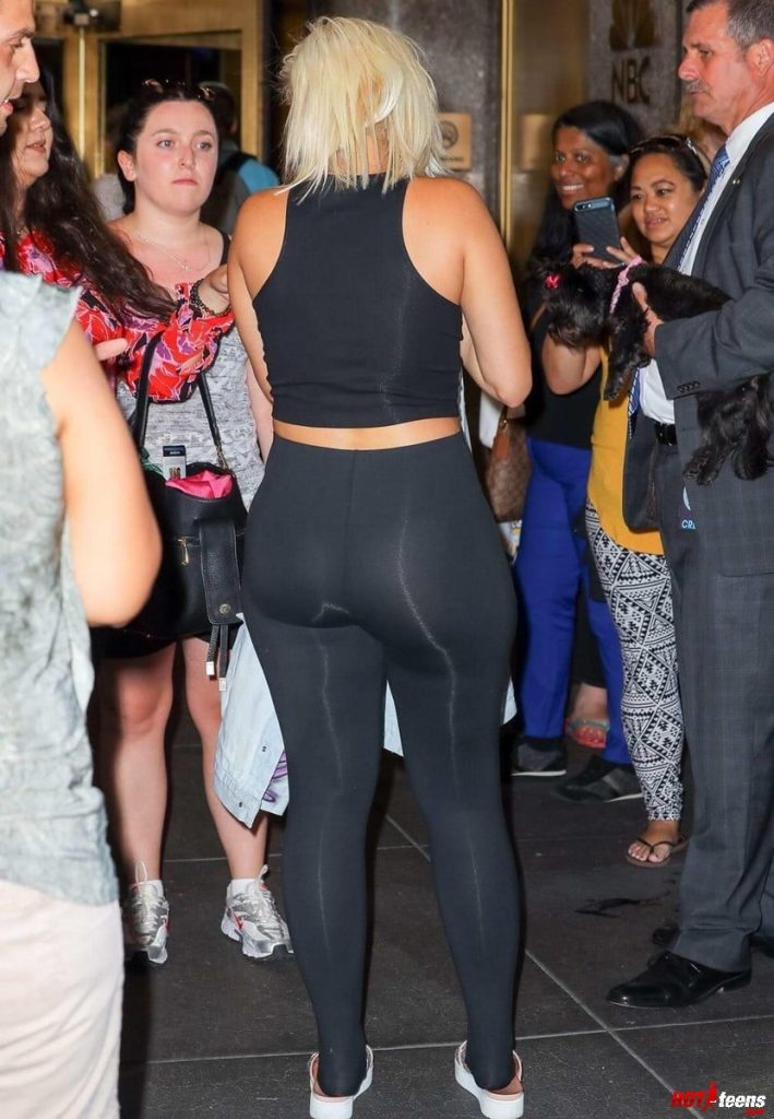 Big butt in black legging in public