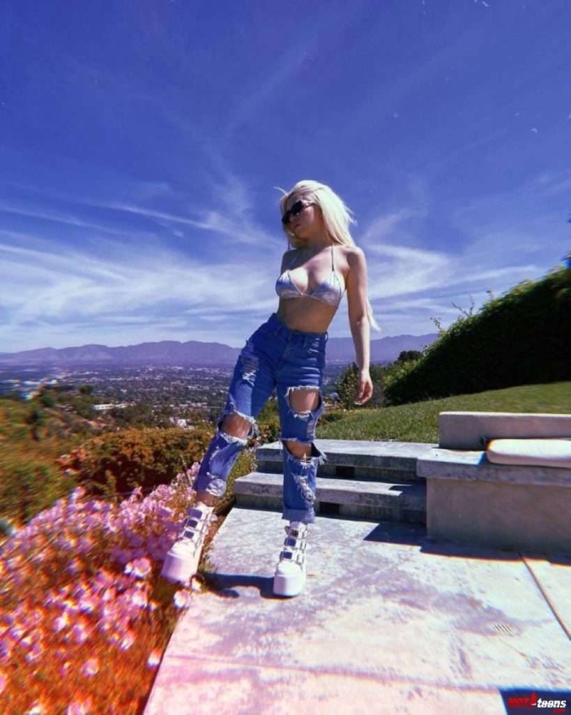 Sexy Ava Max outdoors pic