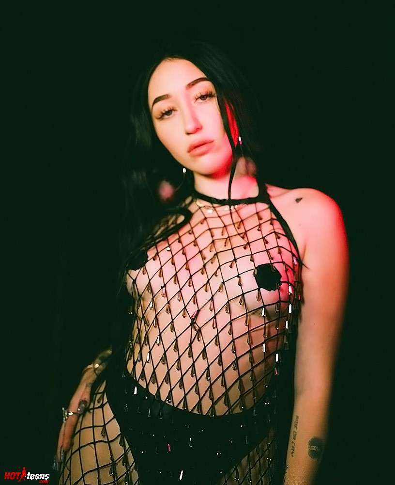 Nude boobs of Noah Cyrus in fishnet cloth