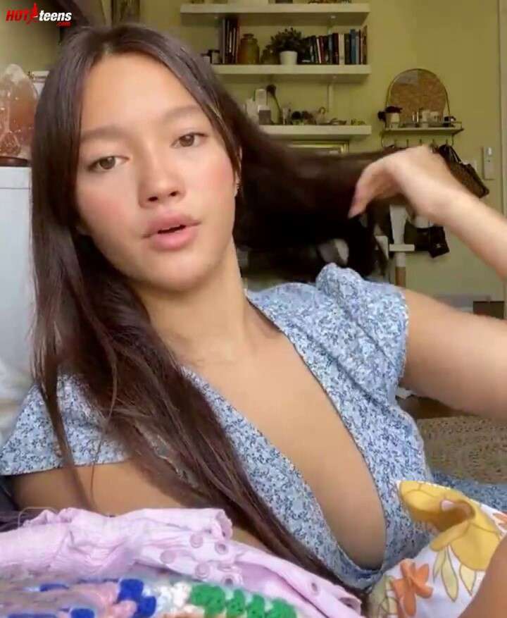 Big tits of Lily Chee popping out