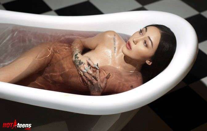 Noah Cyrus nude in bath modeling pic