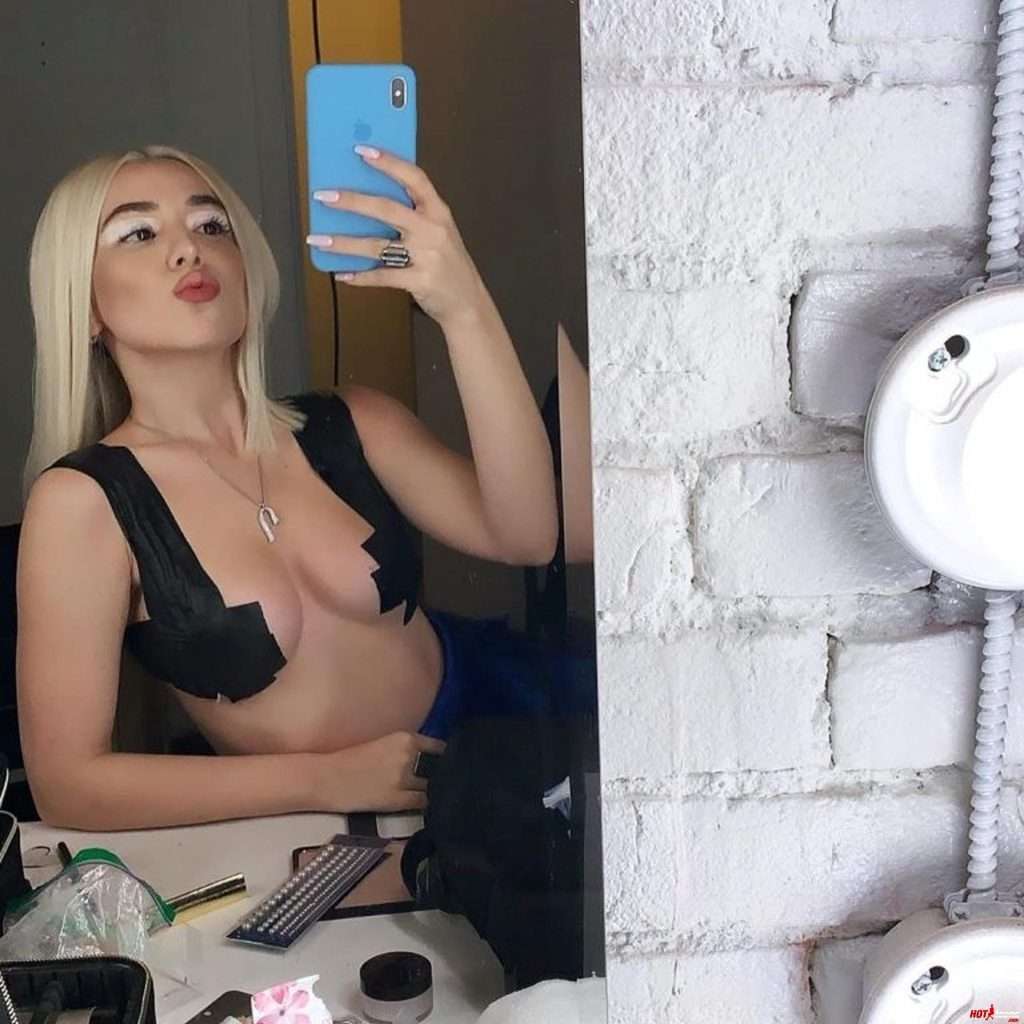Hot selfie of Ava Max nude tits