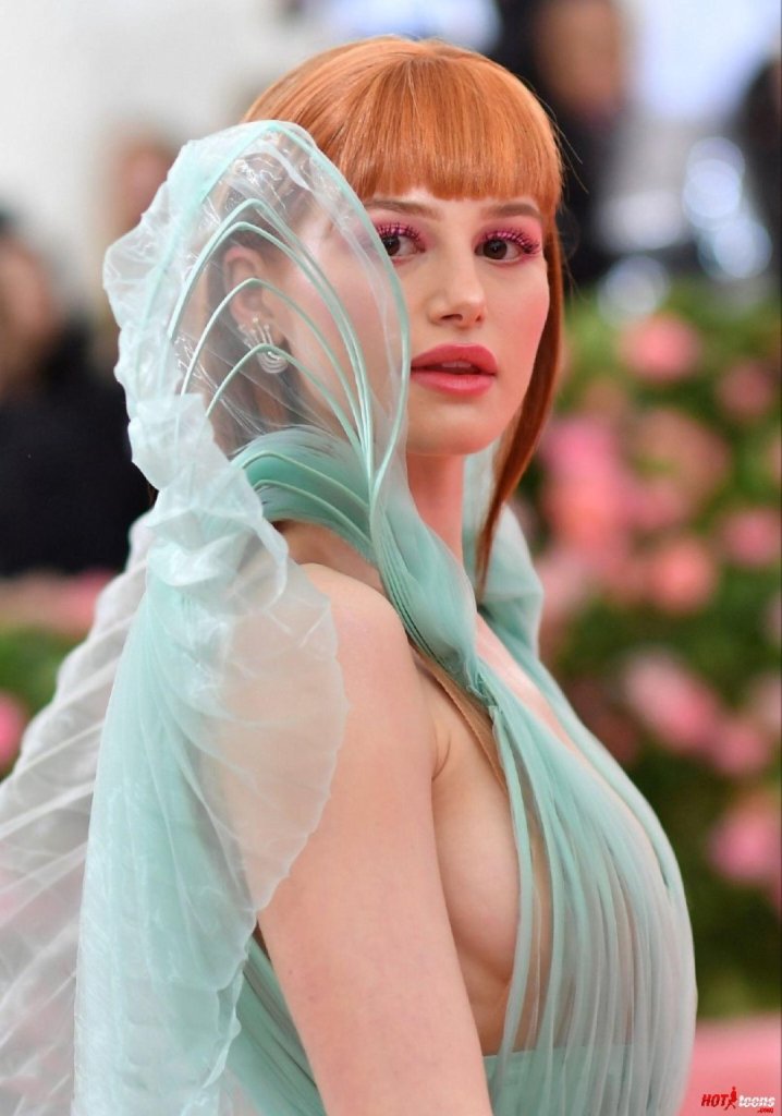 Madelaine Petsch nude side tits leaked on award show